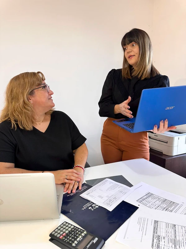 Nadia Vergara trabajando con colegas en el estudio jurídico